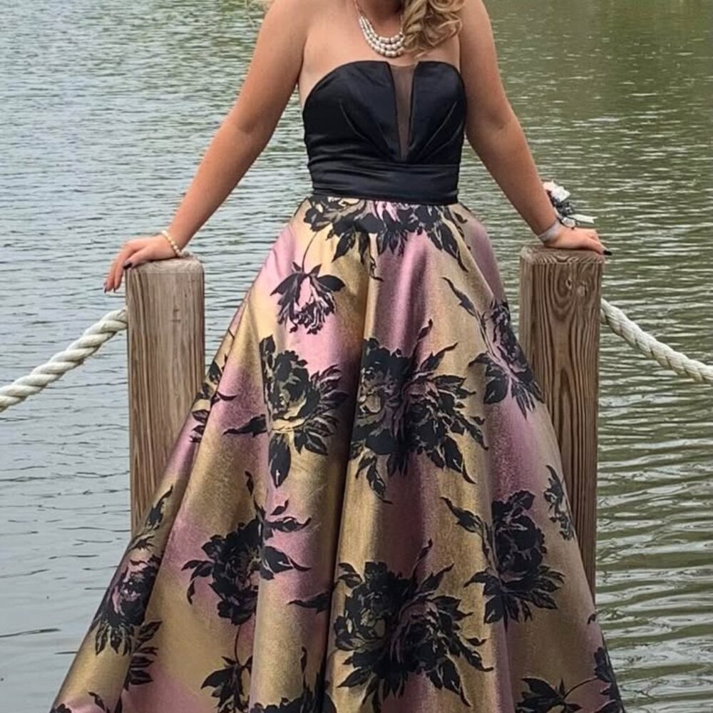 EUC strapless prom dress with pockets. Worn 2x. Size 8. CLARISSE prom dress.